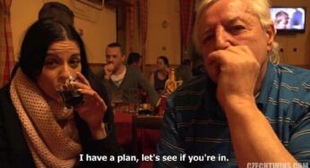 Czech Twins 4 Dellai Kardeşler Kıraathanedeki Yaşlı Adamın Sikini Kaldırmaya Çalışıyor Türkçe Altyazılı Porno